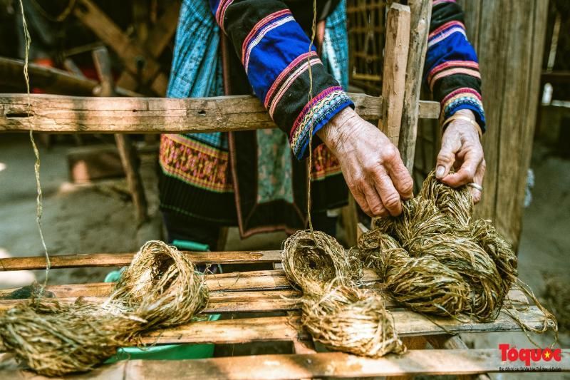 Los Hmong de lùng tám prefieren el lino al algodón, creyendo que el lino es más duradero que el algodón (Fuente: periódico To Quoc)