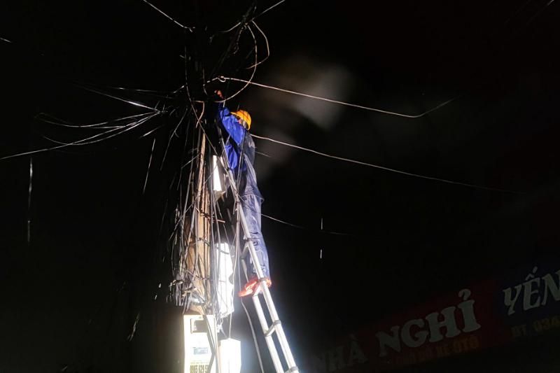 les techniciens de l'opérateur de télécommunications réparent les pannes de transmission en pleine nuit