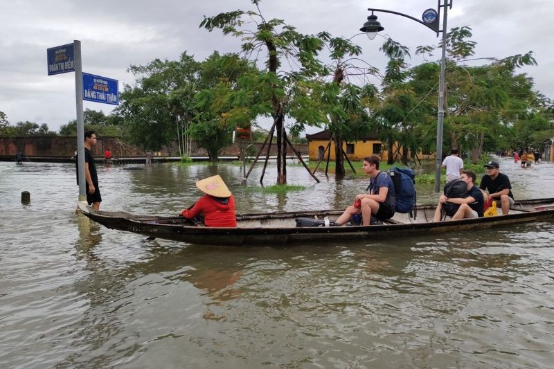 les voyageurs se déplacent en bateau entre l'inondation à hué