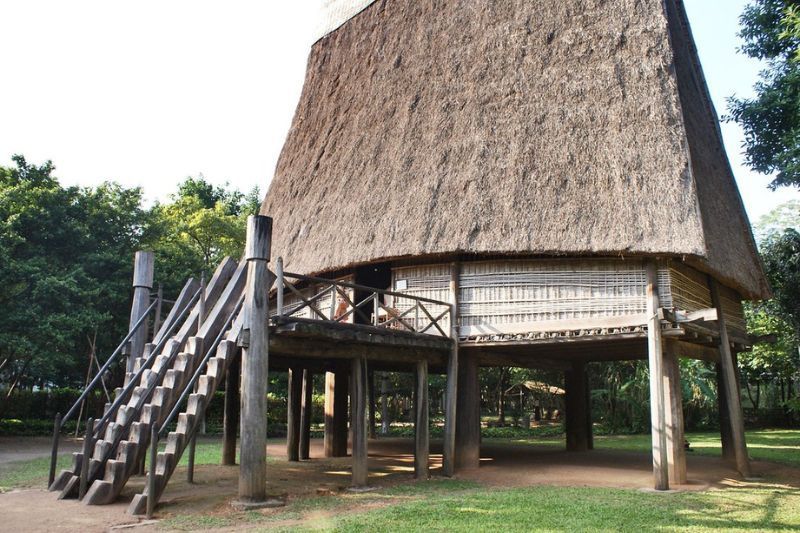 Casa de los Bahnars, en el patio exterior del museo - Fuente: Vanupied