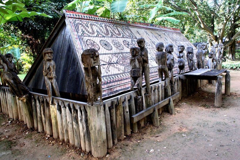 Tumbas ubicadas en el patio exterior del museo - Fuente: Vanupied