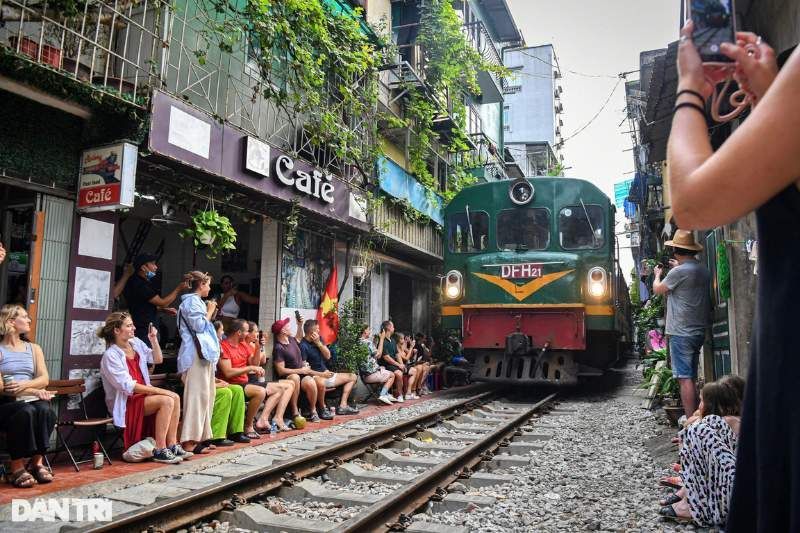 Café en la calle del tren en Hanoi. Fuente: dantri