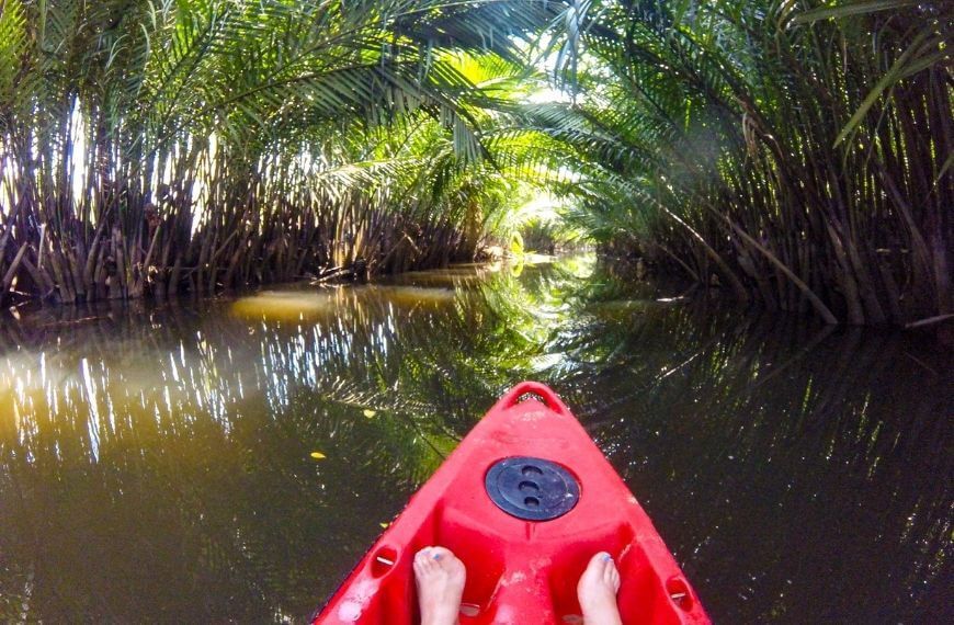 kayak le long de la rivière kampot