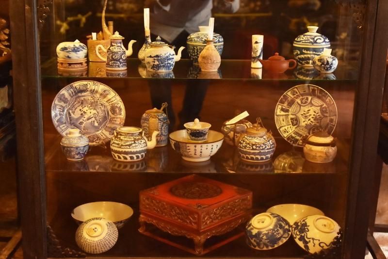 les objets anciens dans la maison ancienne tấn ký à hội an sont tous des antiquités précieuses