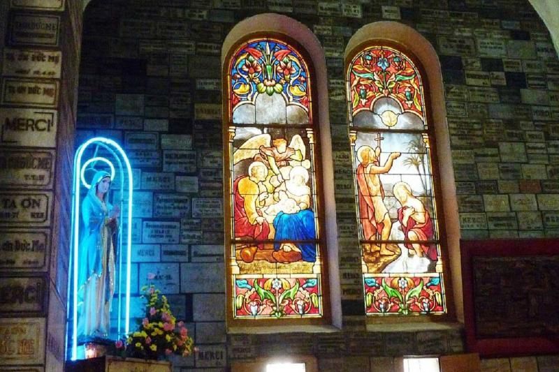 El interior de la catedral de Notre Dame en Saigón