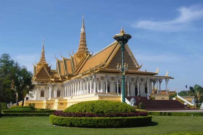 promener à travers le palais royal et la pagode d'argent, phnom penh