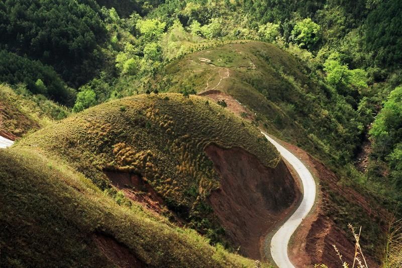 Binh Lieu seduce a los aventureros con sus sinuosas carreteras que serpentean a lo largo de las montañas (foto ba khan)