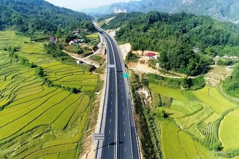 col de deo ca - phu yen au milieu des rizières au vietnam