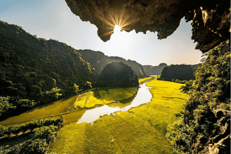 Tierra de la bahía de Ninh Binh Halong. (bahías de Ha Long terrestres)