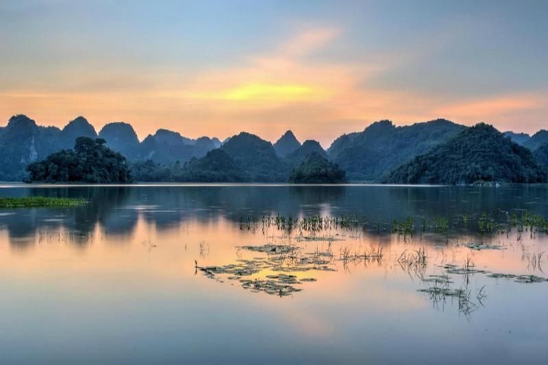 Land Halong Bay - lago quan son ha noi con un paisaje tranquilo (fuente: wynham thanhthuy)