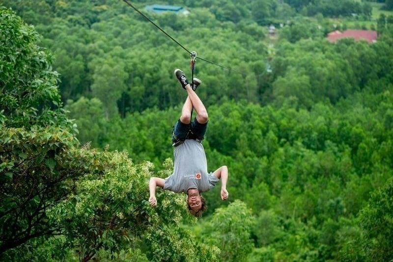 les sources chaudes d'alba thanh tân à hué offrent aux visiteurs une expérience de tyrolienne inoubliable