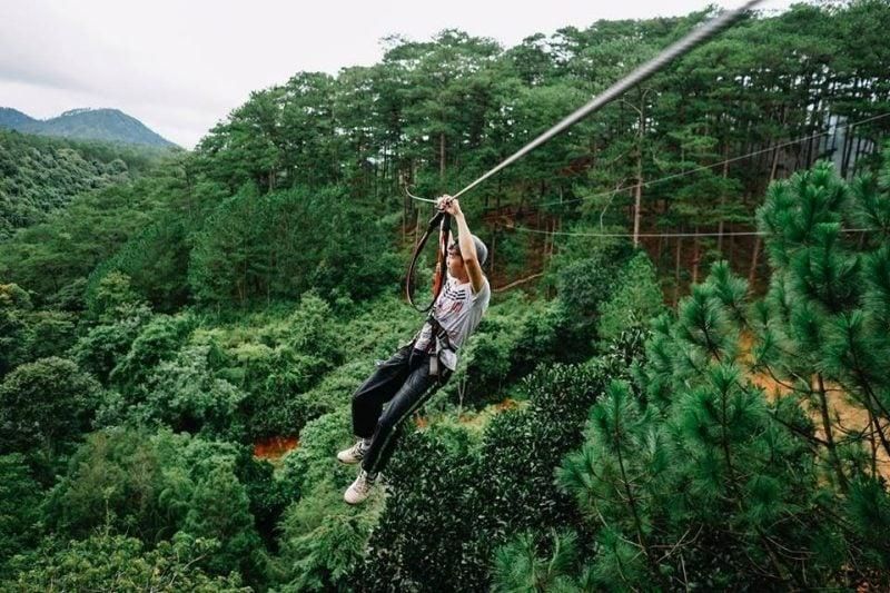 les tyroliennes au vietnam offre des vues à couper le souffle sur les forêts luxuriantes et les montagnes de da lat (1)