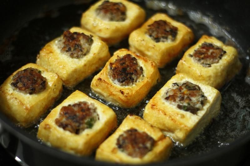 toffu farcies avec du porc avec la sauce de tomates (1)