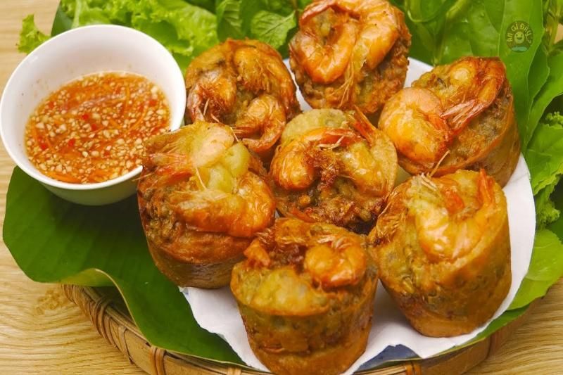 banh cong à soc trang avec la sauce de poisson