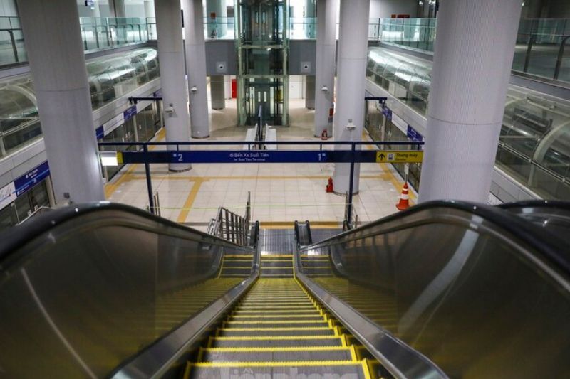 cada piso está equipado con ascensores, escaleras fijas y escaleras mecánicas.