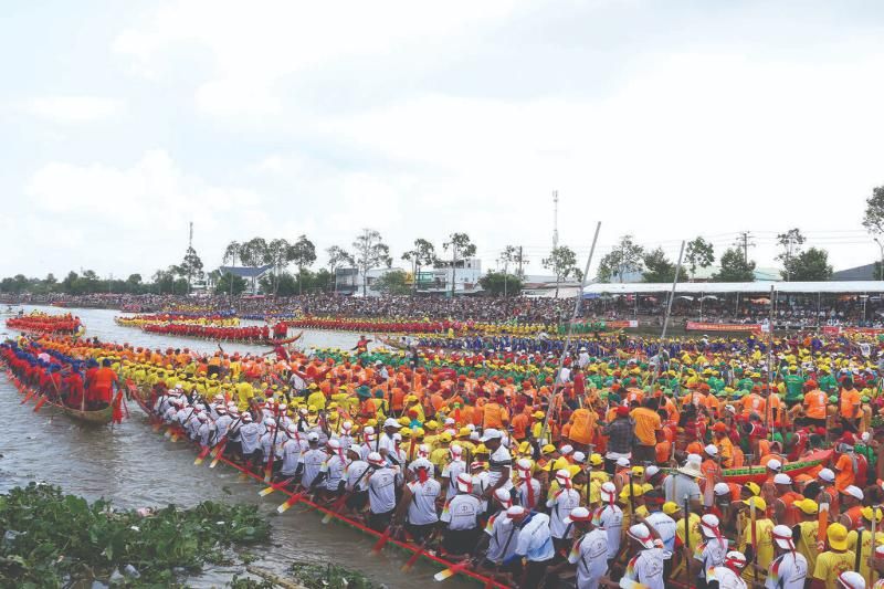 course de pirogues traditionnelle à soc trang