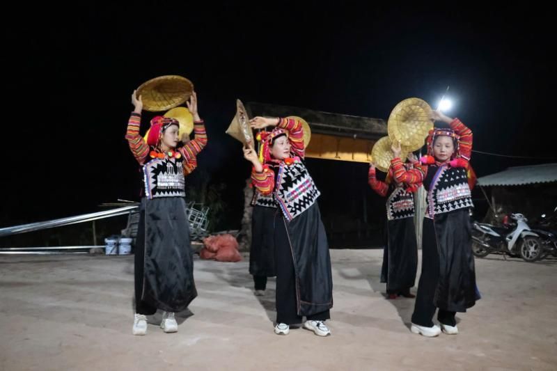 Intercambios culturales con los ha nhi (fuente: Hieu Tuyen)