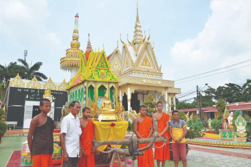 habitants et moines dans la préparation du fête de ok om bok