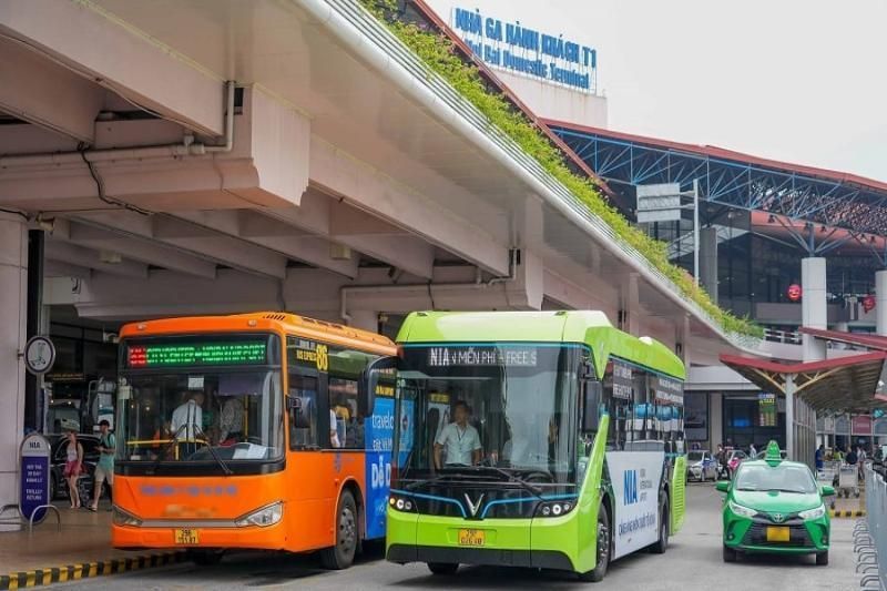 El transbordador eléctrico gratuito permite a los pasajeros desplazarse fácilmente entre las terminales T1 y T2