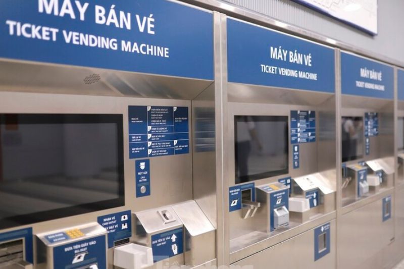 La estación también está equipada con un moderno sistema de máquinas expendedoras de billetes.