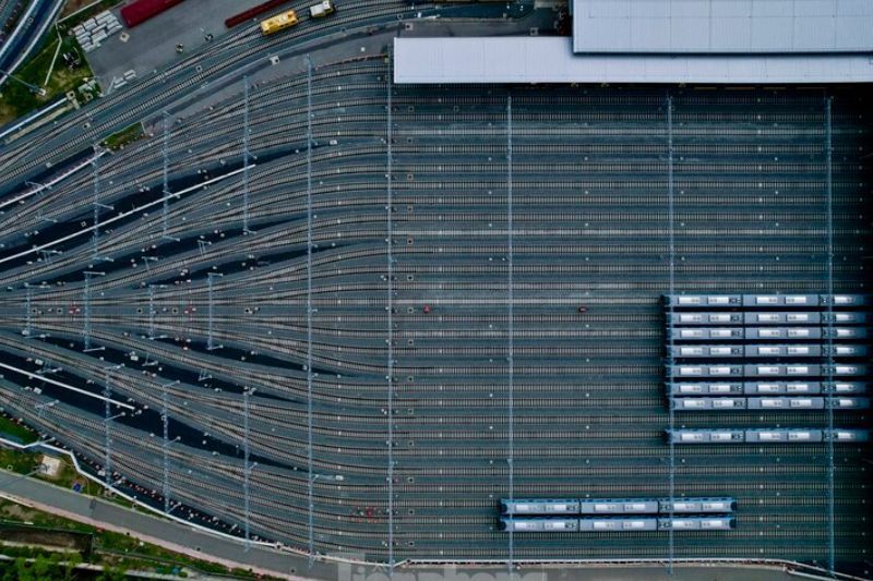el aparcamiento del metro, con sus 30 vías, situado en el corazón de la línea de metro.