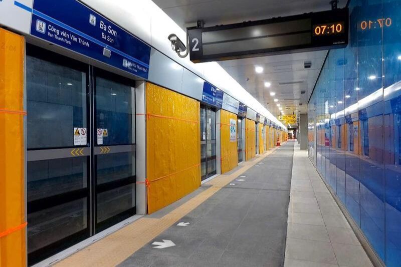 la zona de embarque y desembarque de pasajeros de la estación de metro de ba son.