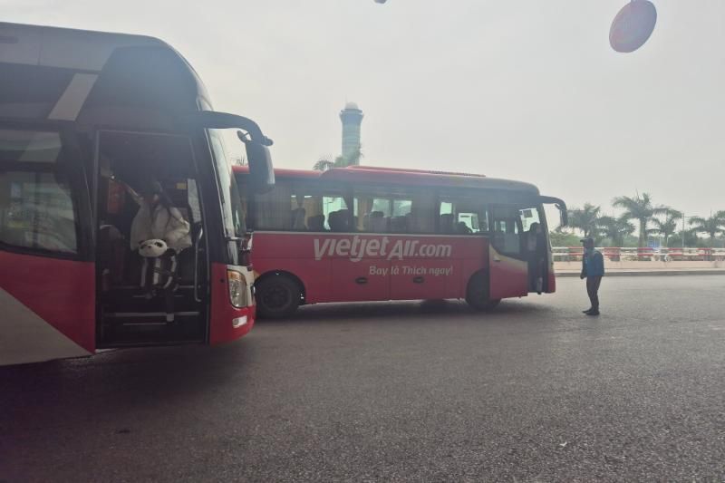 El autobús vietjet air en el aeropuerto de Hanoi (Fuente: Hieu Tuyen - Aucoeurvietnam)