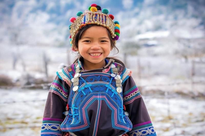 le chapeau de la petite fille Ha Nhi est orné de bandes de perles multicolores