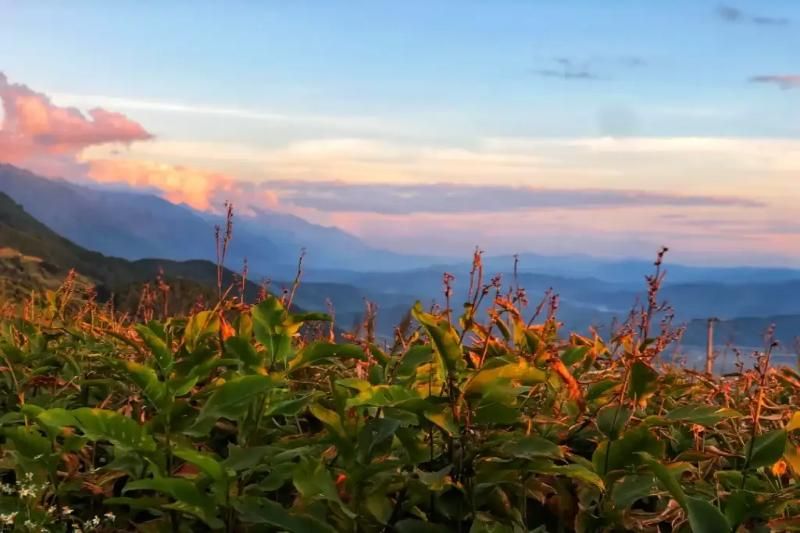 le crépuscule descend sur le village