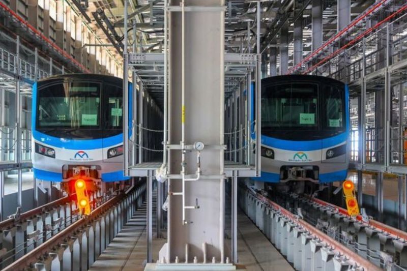 el depósito es también donde se llevan a cabo el mantenimiento y las reparaciones de los trenes.