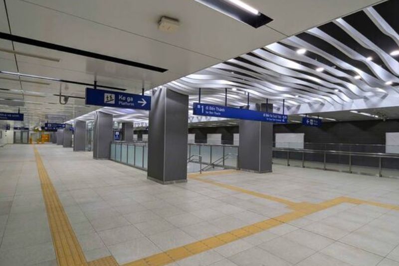 le plafond de la station ba son est orné de motifs en acier en forme de vagues ondulées, offrant un design unique.