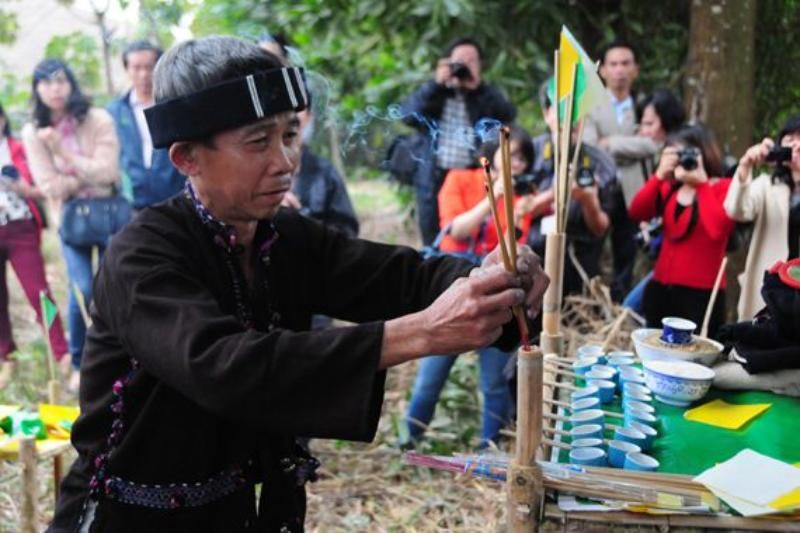 le thầy mo (chaman) commence par invoquer le génie de la terre