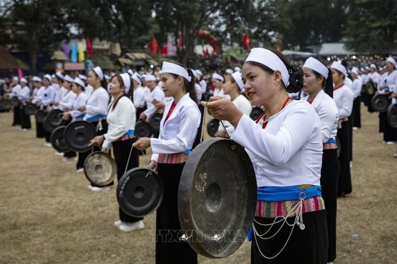 les jeunes hommes et femmes se réunissent pour danser et participer à des jeux traditionnels