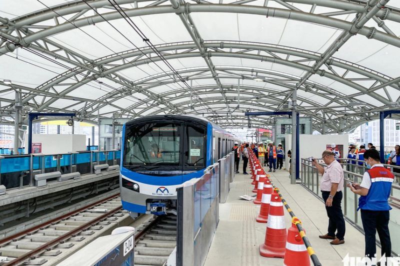 les stations aériennes sont conçues avec des toits voûtés en acier et des panneaux isolants thermiques.