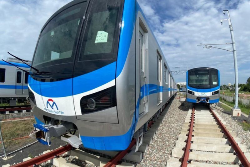 les trains de la ligne de métro n°1 arborent deux couleurs principales le blanc et le bleu.