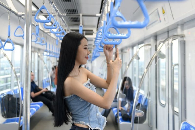 El interior de los trenes de la Línea 1 del Metro es moderno, climatizado y espacioso, con grandes ventanales que permiten a los pasajeros disfrutar de la vista.