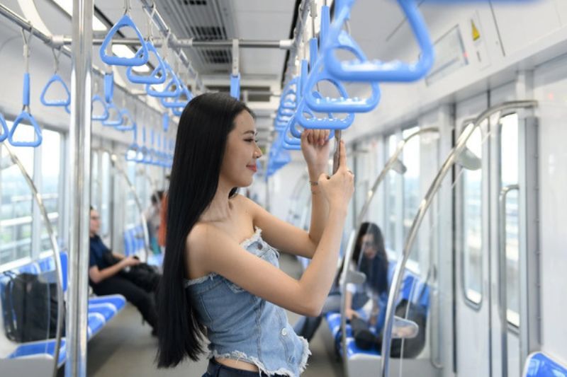 l'intérieur des trains de la ligne de métro n°1 est moderne, climatisé et spacieux, avec de grandes fenêtres permettant aux passagers de profiter de la vue.