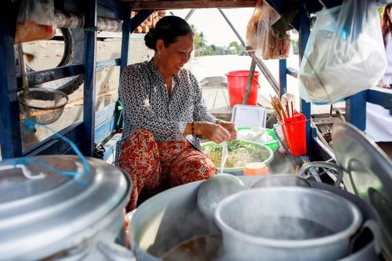 marché flottant nga nam, soc trang avec le plat bun nuoc leo