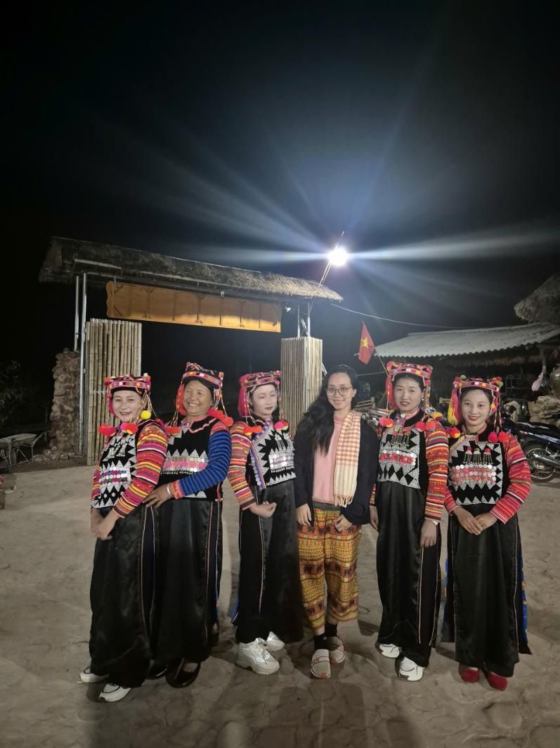 notre conseiller accompagnés des habitants de l'ethnie hà nhì lors d'une soirée d'échange artistique