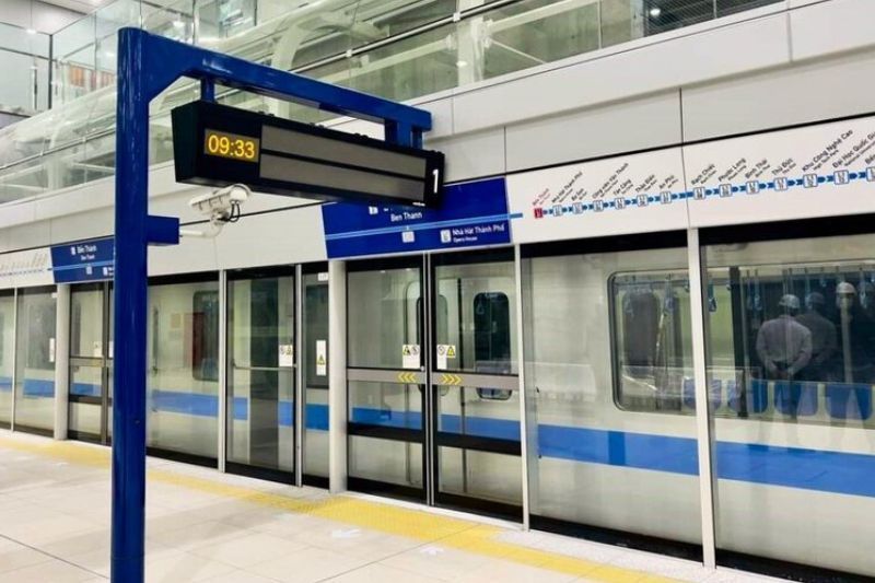 un espacio luminoso y moderno a la entrada de los andenes de la estación bến thành.