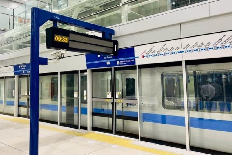 un espace lumineux et moderne à l’entrée des quais de la station bến thành.