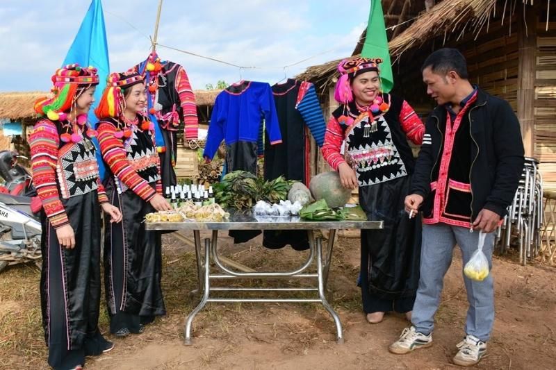 un stand d'exposition de produits agricoles des ha nhi lors du nouvel an traditionnel