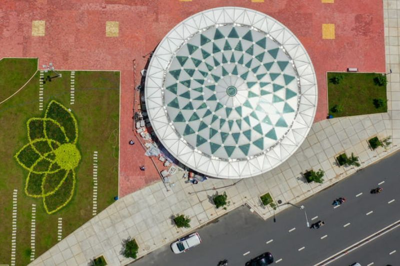 une vue d'ensemble de la station souterraine bến thành avec son puits de lumière vue d'en haut.