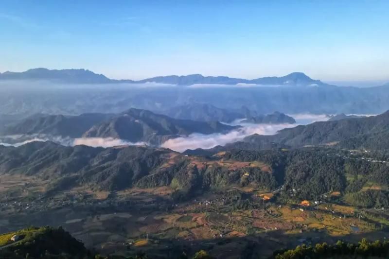 vue depuis le village de sì thâu chải sur la ville de tam Đường en contrebas