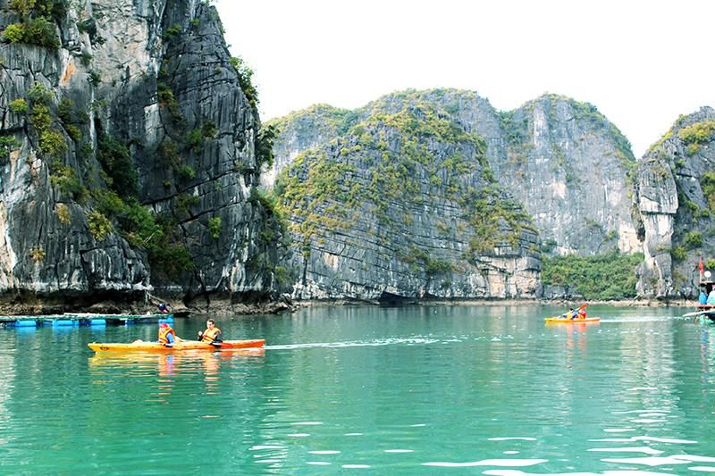 Faire du kayak à la baie d’Ha Long (source:vietnamtourism.gov.vn)