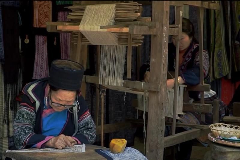 les motifs sur le tissu sont entièrement brodés ou dessinés à la main avec de la cire d'abeille, sans aucune dépendance aux machines industrielles