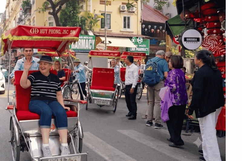 el ciclo-rickshaw sigue siendo el medio de transporte preferido por los turistas cuando visitan vietnam - fuente aucoeurvietnam