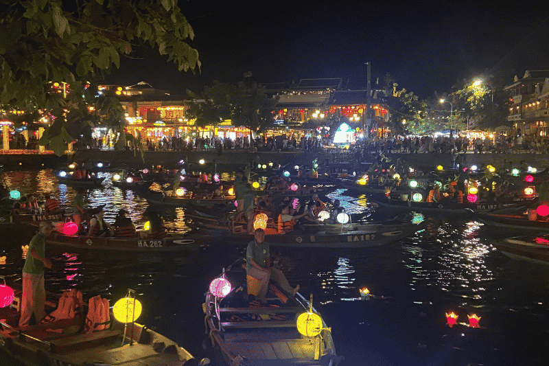 las linternas por la noche en hoi an (fuente aucoeurvietnam)
