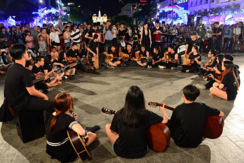 le spectacle dans la rue pietonne nguyen hue