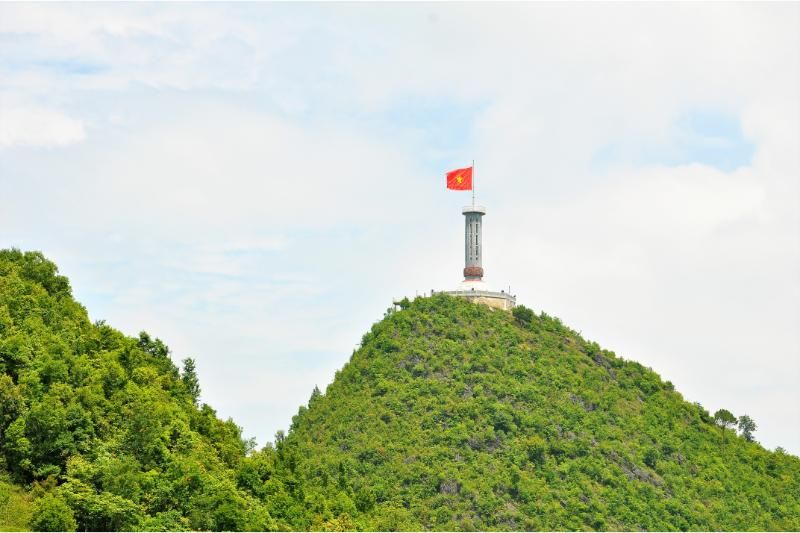 Le drapeau Lung Cu - symbolisant les 54 ethnies fraternelles vivant ensemble en harmonie et en solidarité sur le territoire vietnamien (source: thanhnien.vn)